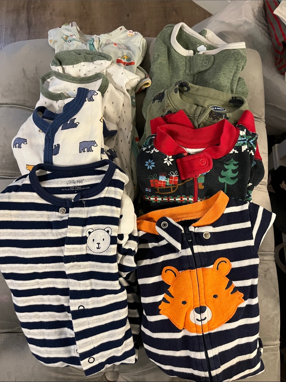 Boys 8 pairs of Feet pajamas 6-12 months